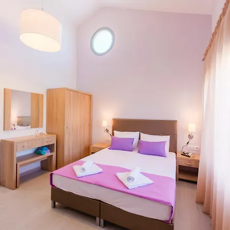 Terra Di Olive Thassos ポトス